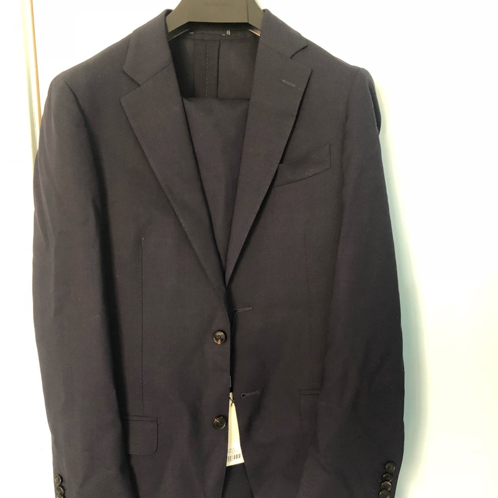 Unworn navy blue suit from Suit Supply